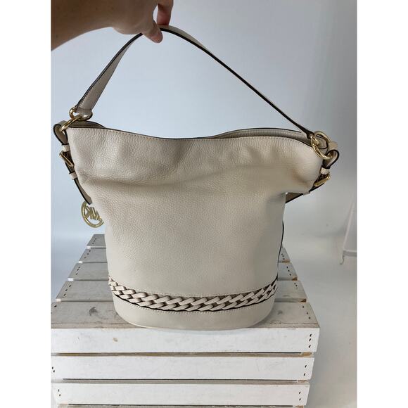 MICHAEL KORS IVORY AND LATTICE PEBBLED LEATHER CROSSBODY BAG - Picture 5 of 16